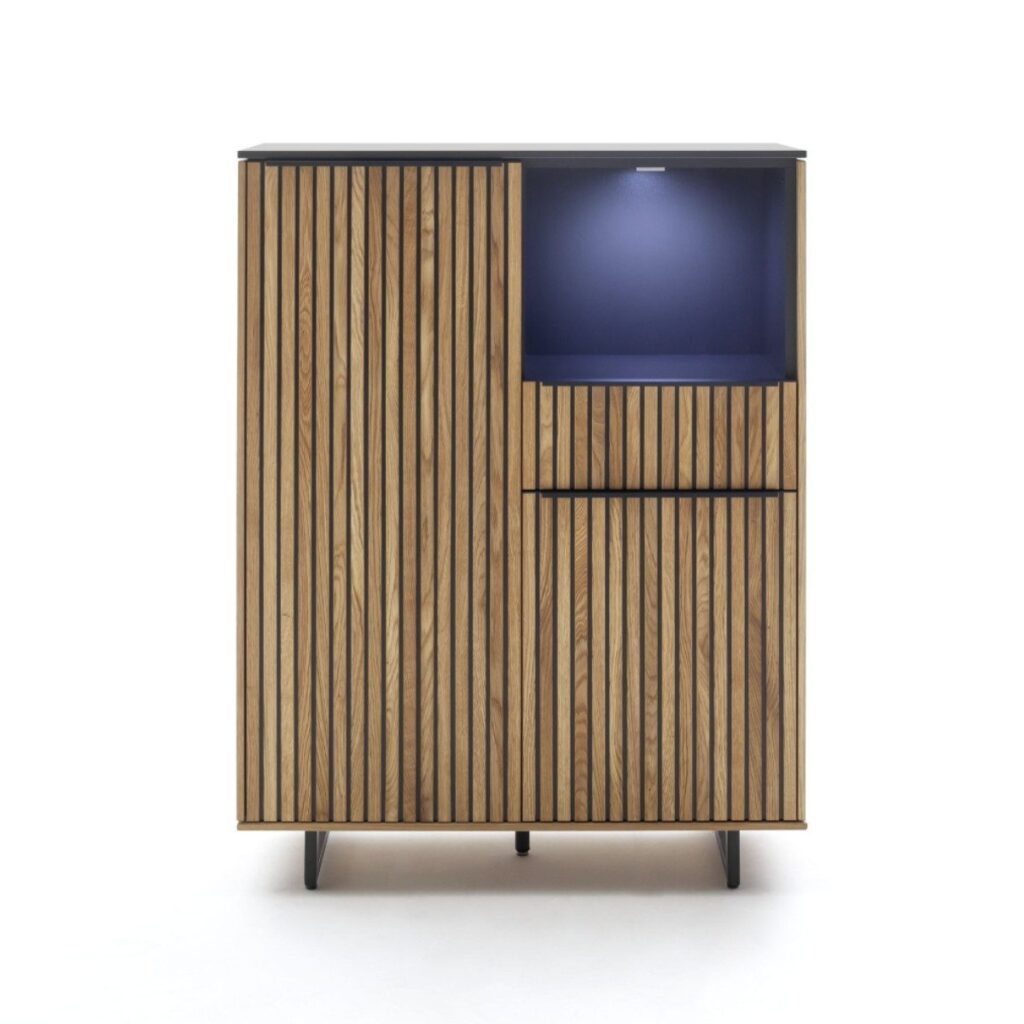 Raum.Freunde Stav Highboard mit LED Beleuchtung und Front aus Asteiche als Freisteller.