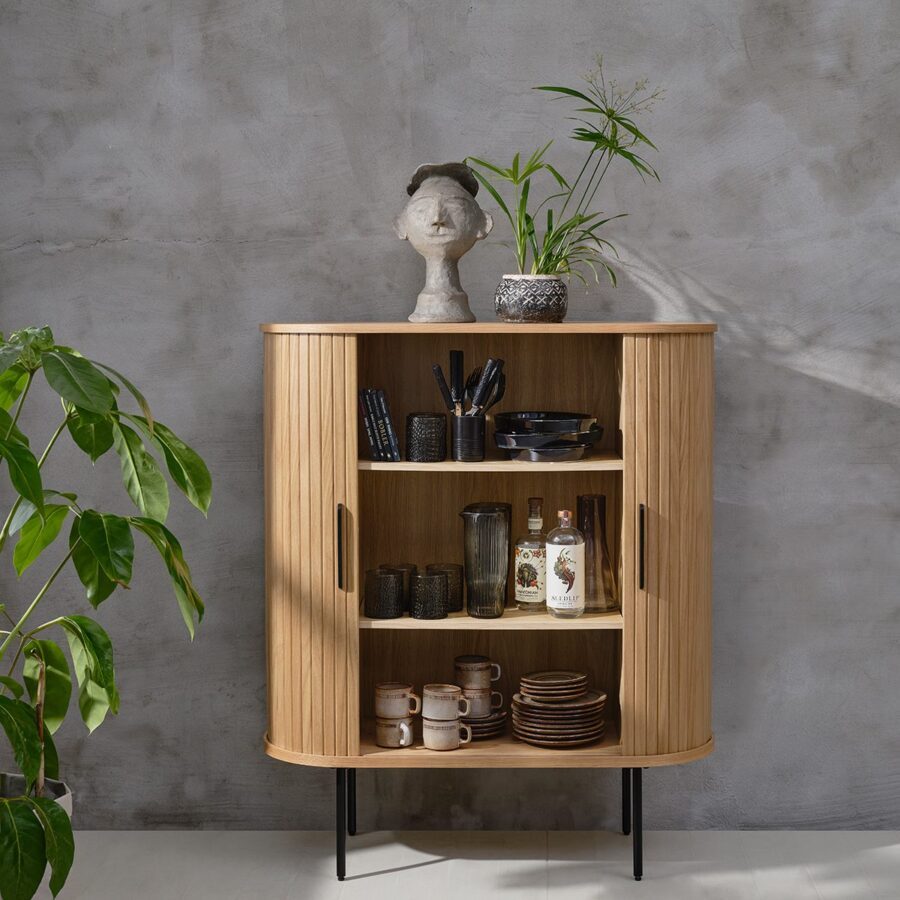 Trendstore Uriel Highboard in Eiche Furnier Natur mit Füssen und Griffen aus Metall - Wohnbeispiel,geöffnet