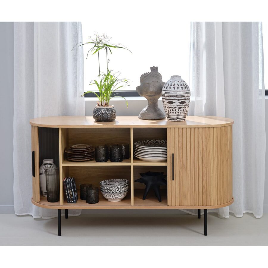 Trendstore Uriel Sideboard in Eiche Furnier Natur mit Füssen und Griffen aus Metall - Wohnbeispiel