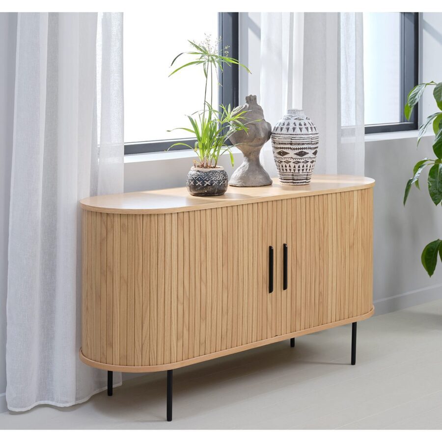 Trendstore Uriel Sideboard in Eiche Furnier Natur mit Füssen und Griffen aus Metall - Wohnbeispiel