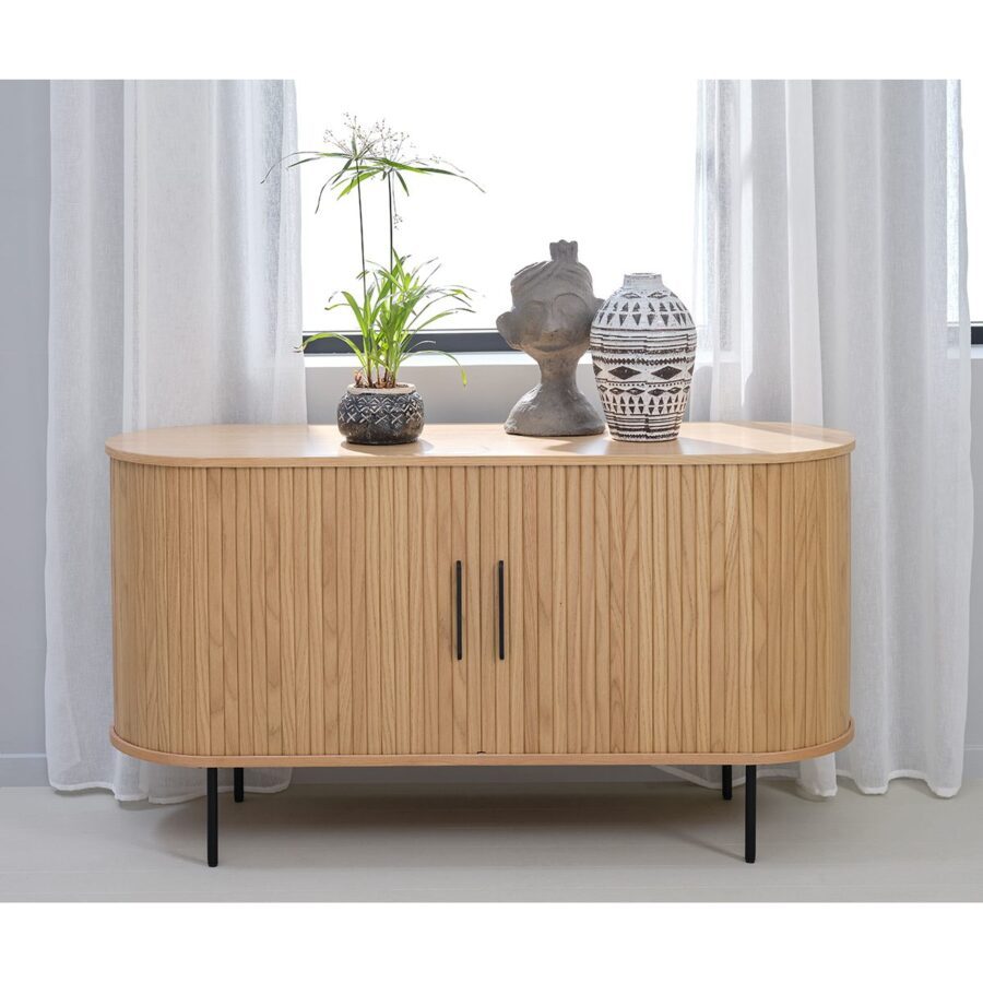 Trendstore Uriel Sideboard in Eiche Furnier Natur mit Füssen und Griffen aus Metall - Wohnbeispiel