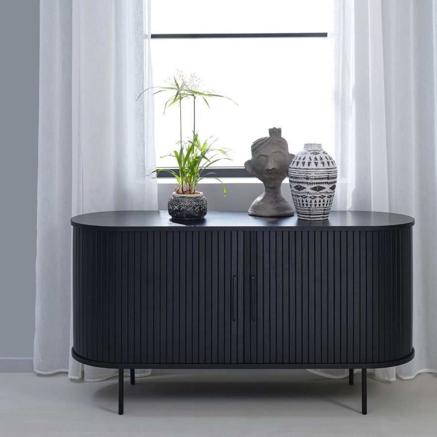 Trendstore Uriel Sideboard in Eiche Furnier Schwarz mit Füssen und Griffen aus Metall - Wohnbeispiel