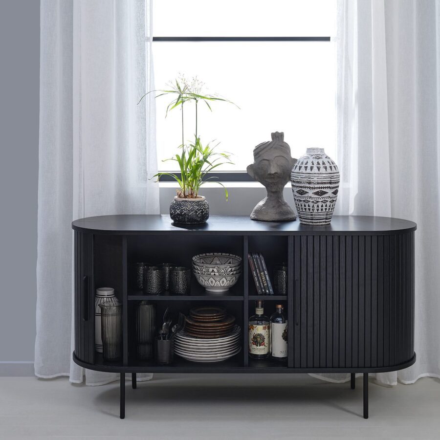 Trendstore Uriel Sideboard in Eiche Furnier Schwarz mit Füssen und Griffen aus Metall - Wohnbeispiel