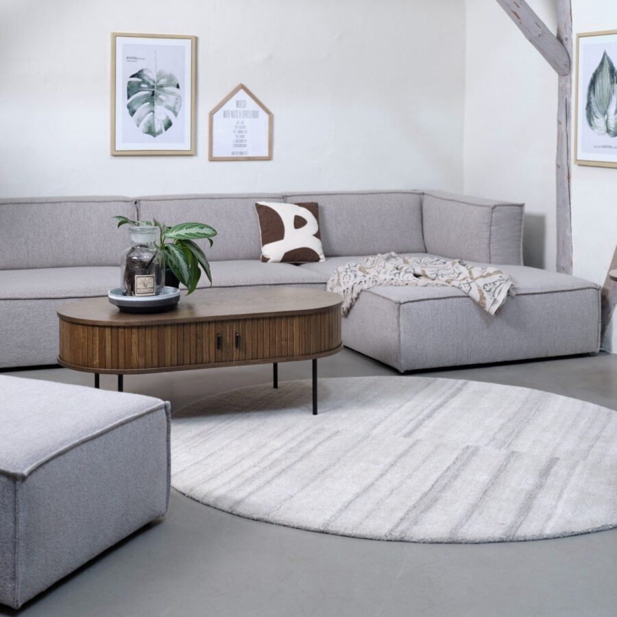 Trendstore Uriel Couchtisch in Eiche Furnier Smoked mit Füssen und Griffen aus Metall - Wohnbeispiel