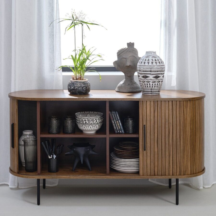 Trendstore Uriel Sideboard in Eiche Furnier Smoked mit Füssen und Griffen aus Metall - Wohnbeispiel