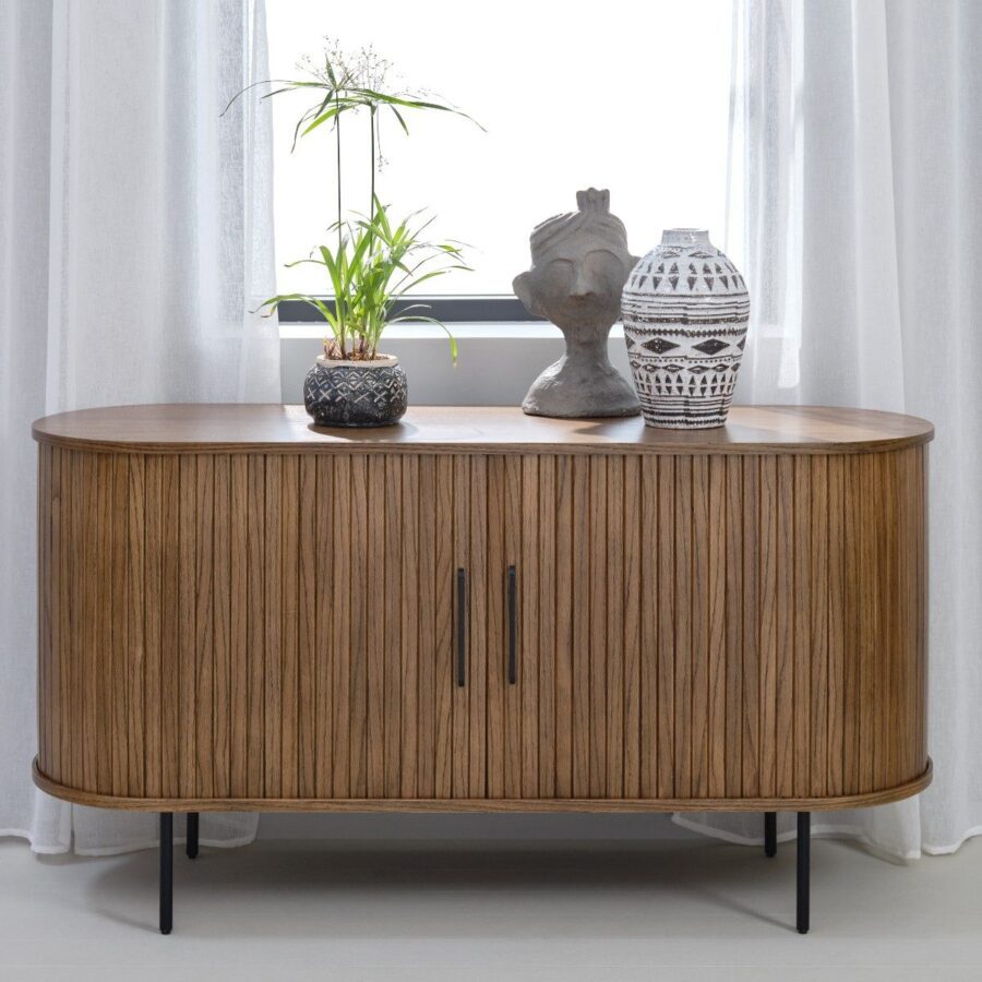 Trendstore Uriel Sideboard in Eiche Furnier Smoked mit Füssen und Griffen aus Metall - Wohnbeispiel