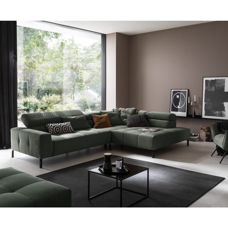 Candy Cleveland Sofa in Bezug Feincord oliv mit Kopfteilverstellung als Wohnbeispiel.