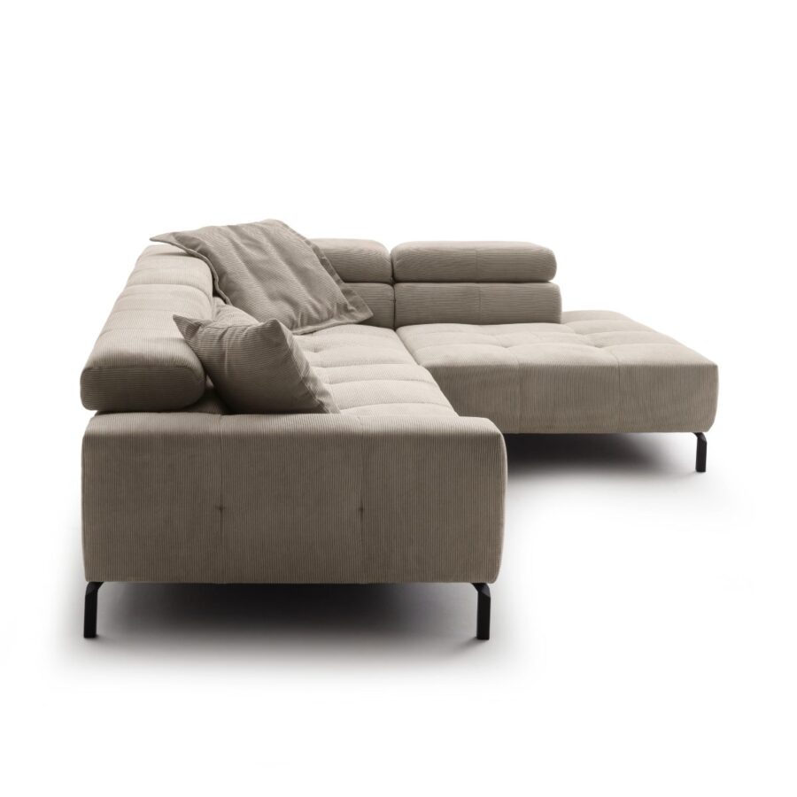 Candy Cleveland Sofa in Bezug Feincord sand mit Kopfteilverstellung, Seitenansicht.