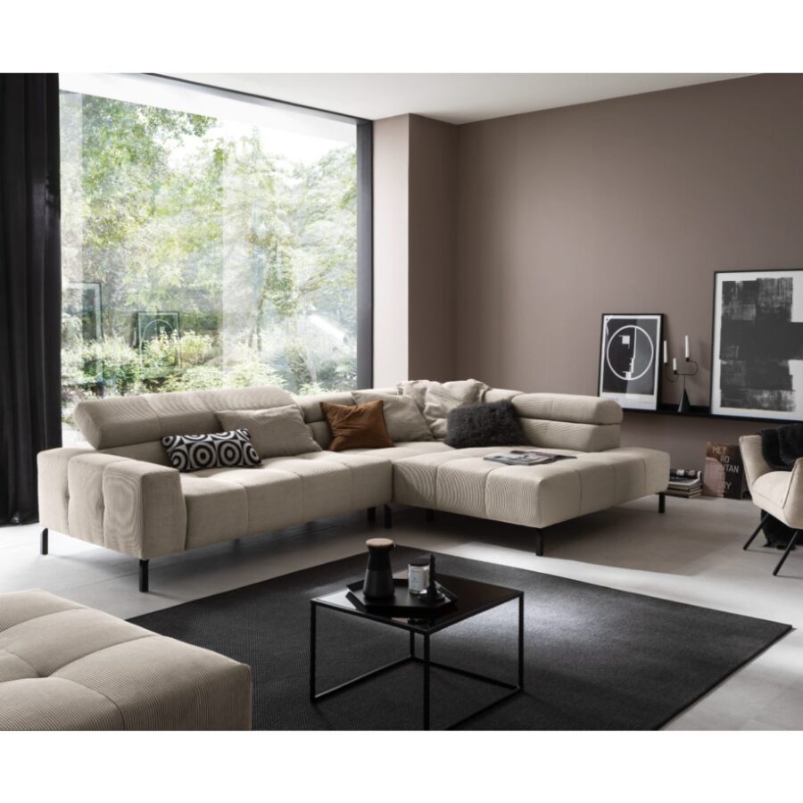 Candy Cleveland Sofa in Bezug Feincord sand mit Kopfteilverstellung als Wohnbeispiel.