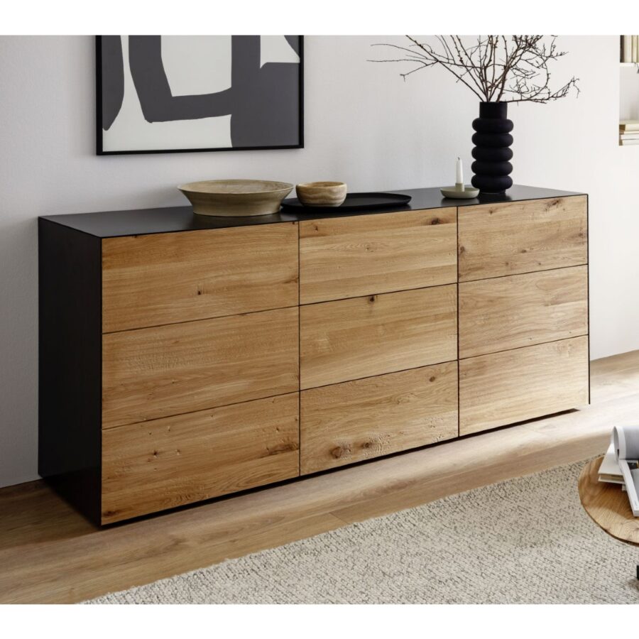 Raum.Freunde Jan Sideboard mit 2 Türen und 3 Schubkästen als Wohnbeispiel.