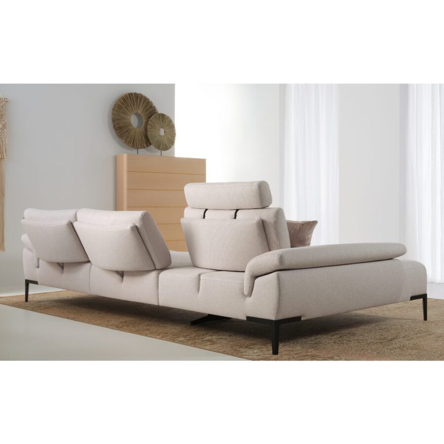 Rom Wave Ecksofa in Bezug Wembley Angora mit manueller Sitztiefenverstellung und klappbaren Armlehnen, Wohnbeispiel