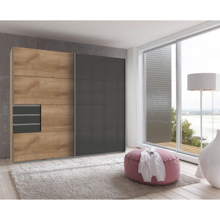 Wimex Saigon Schwebetürenschrank 2-trg, Korpus Plankeneiche NB, Front Glas grey – Wohnbeispiel