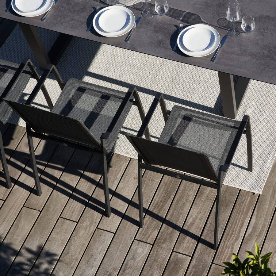 CASA DOMA Aragona/Falerna/Mineo Diningset, Gestelle Edelstahl und Aluminium anthrazit, Stühle Sitzfläche Rückenlehne Sunproof® Sling schwarz/silber, Polster Tuvatextil®, Tischplatte HPL, 210×100 cm