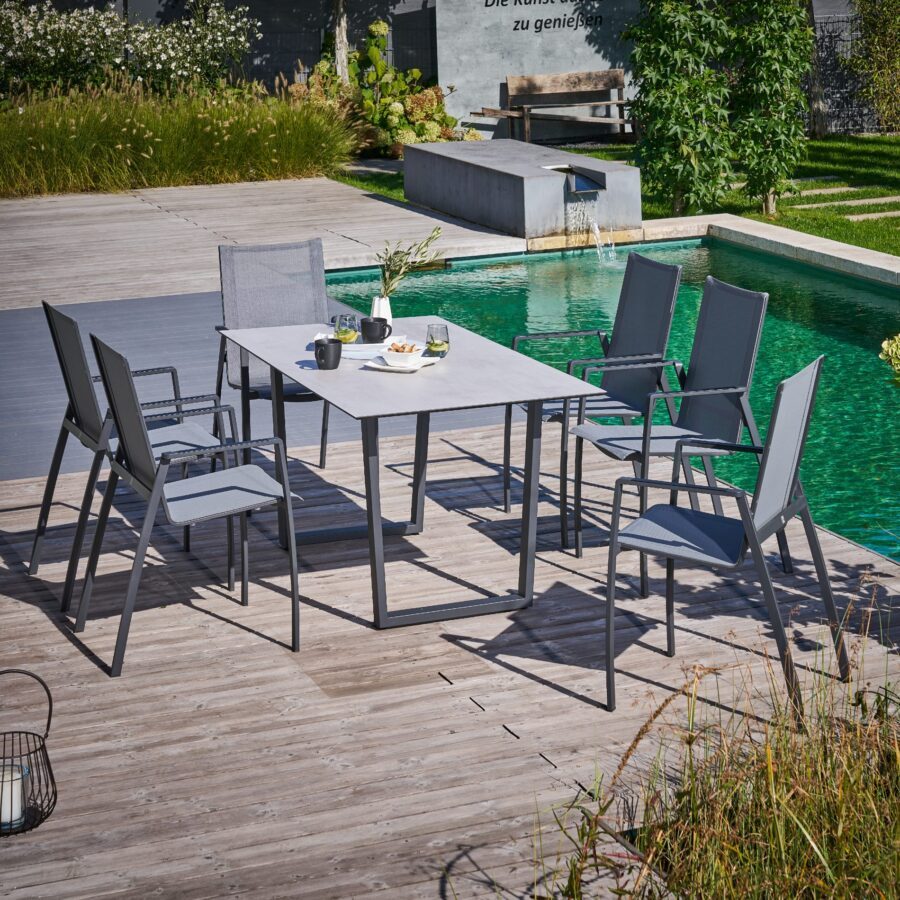 CASA DOMA Mineo/Falerna Gartenmöbel-Set 7-tlg., Gestelle Edelstahl anthrazit, Sunproof® Sling schwarz/silber, Armlehne Aluminium-Einlage schwarz, Kufentisch 160×90 cm mit HPL-Tischplatte