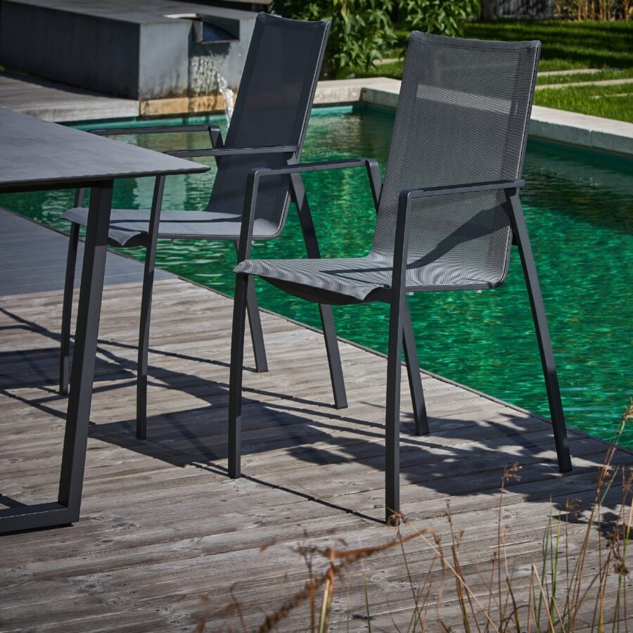 CASA DOMA Mineo/Falerna Gartenmöbel-Set 7-tlg., Gestelle Edelstahl anthrazit, Sunproof® Sling schwarz/silber, Armlehne Aluminium-Einlage schwarz, Kufentisch 160×90 cm mit HPL-Tischplatte