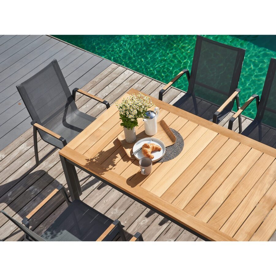 CASA DOMA Mineo Gartenstuhl, Sitzfläche Sunproof® Sling schwarz/silber, Armlehnen Teak, Gartentisch Ugento, Tischplatte Teak, 160/220×90 cm, Gestelle Edelstahl anthrazit