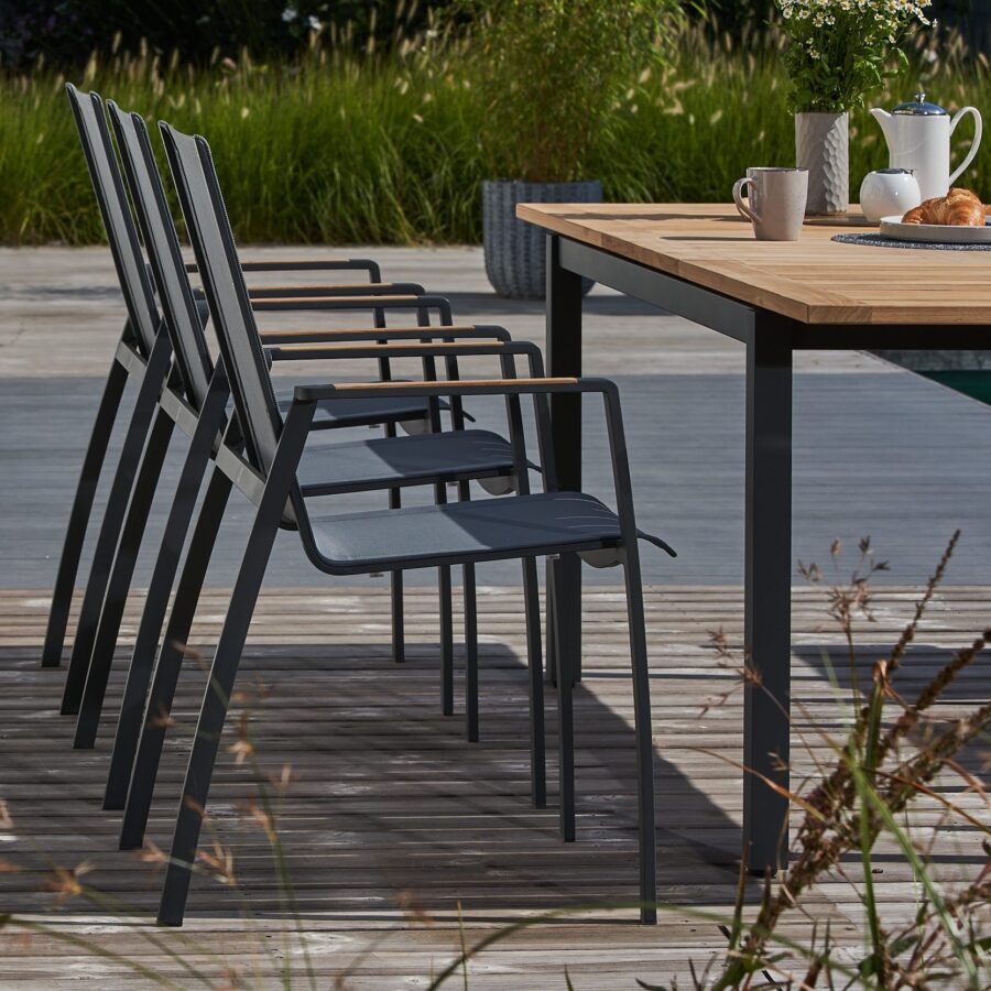 CASA DOMA Mineo Gartenstuhl, Sitzfläche Sunproof® Sling schwarz/silber, Armlehnen Teak, Gartentisch Ugento, Tischplatte Teak, 160/220×90 cm, Gestelle Edelstahl anthrazit