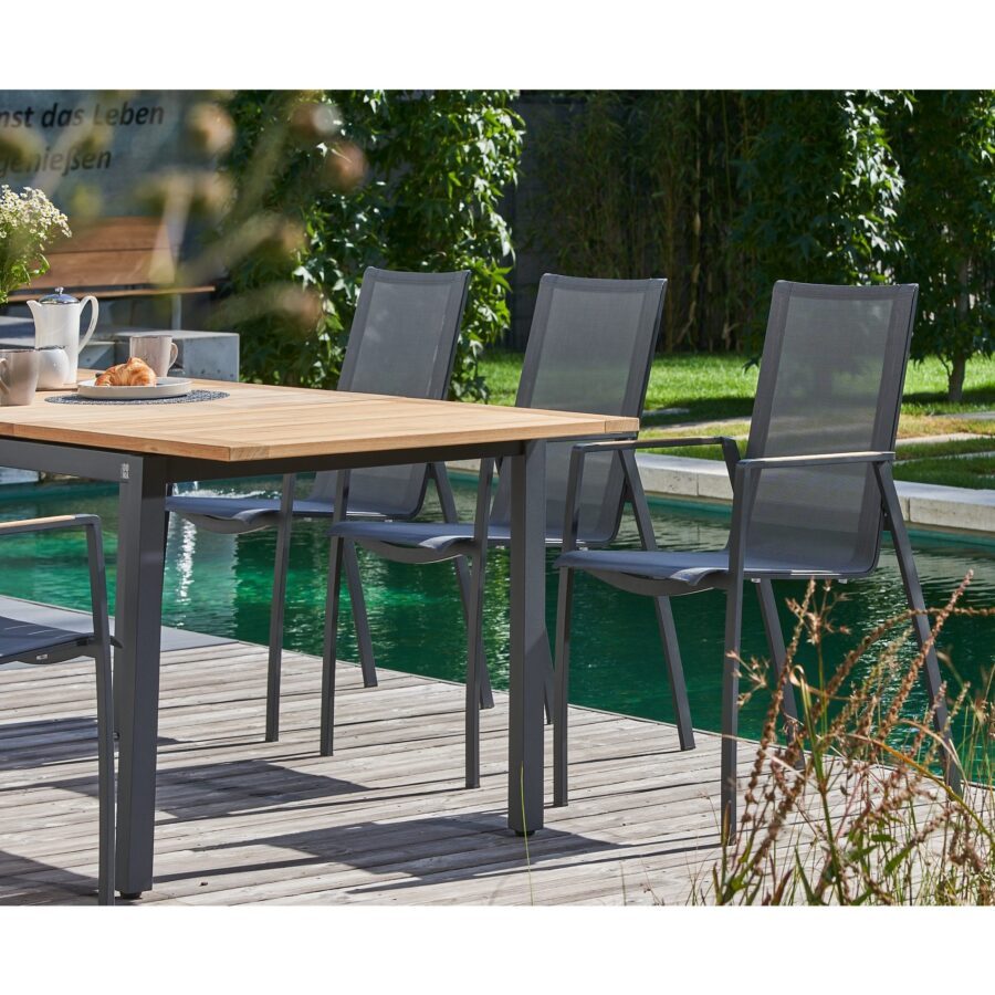 CASA DOMA Mineo Gartenstuhl, Sitzfläche Sunproof® Sling schwarz/silber, Armlehnen Teak, Gartentisch Ugento, Tischplatte Teak, 160/220×90 cm, Gestelle Edelstahl anthrazit