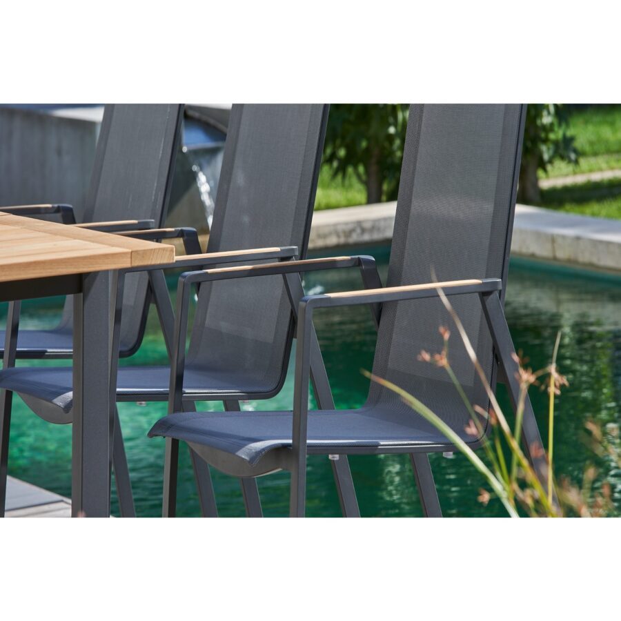 CASA DOMA Mineo Gartenstuhl, Sitzfläche Sunproof® Sling schwarz/silber, Armlehnen Teak, Gartentisch Ugento, Tischplatte Teak, 160/220×90 cm, Gestelle Edelstahl anthrazit