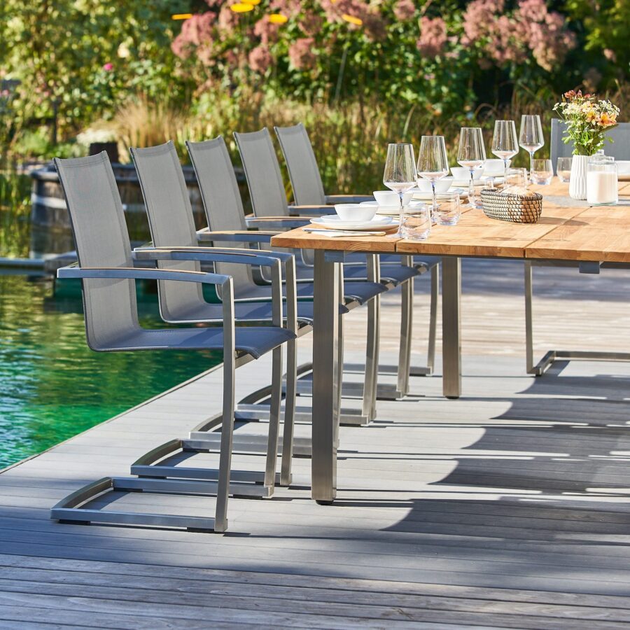 CASA DOMA Mineo/Varano Gartenmöbel-Set 7-tlg., Gestelle Edelstahl gebürstet, Sitzfläche Textilgewebe Sunproof® Sling schwarz/silber, Armlehnen Teak, Ausziehtisch mit Tischplatte Teak 210/310×100 cm