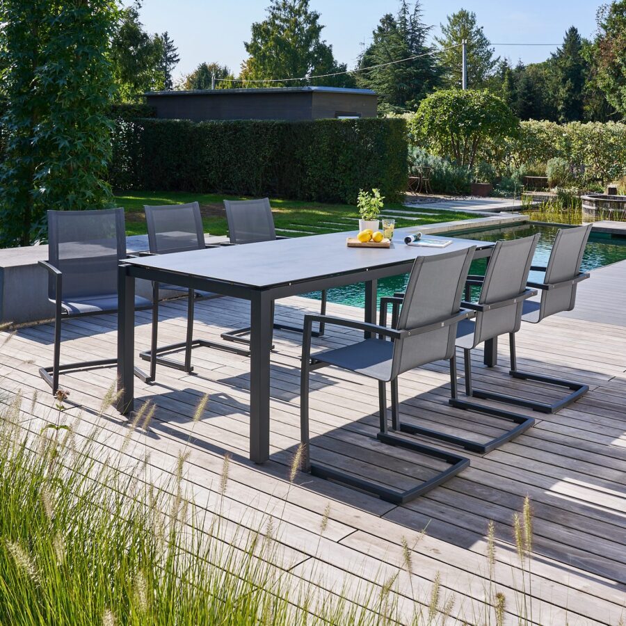 CASA DOMA Mineo/Carini Gartenmöbel-Set 7-tlg., Gestelle Edelstahl anthrazit, Sitzfläche Textilgewebe Sunproof® Sling schwarz/silber, Armlehnen Alu, Armlehnen Aluminium, Gartentisch 210×100 cm mit HPL-Tischplatte Chromix anthrazit