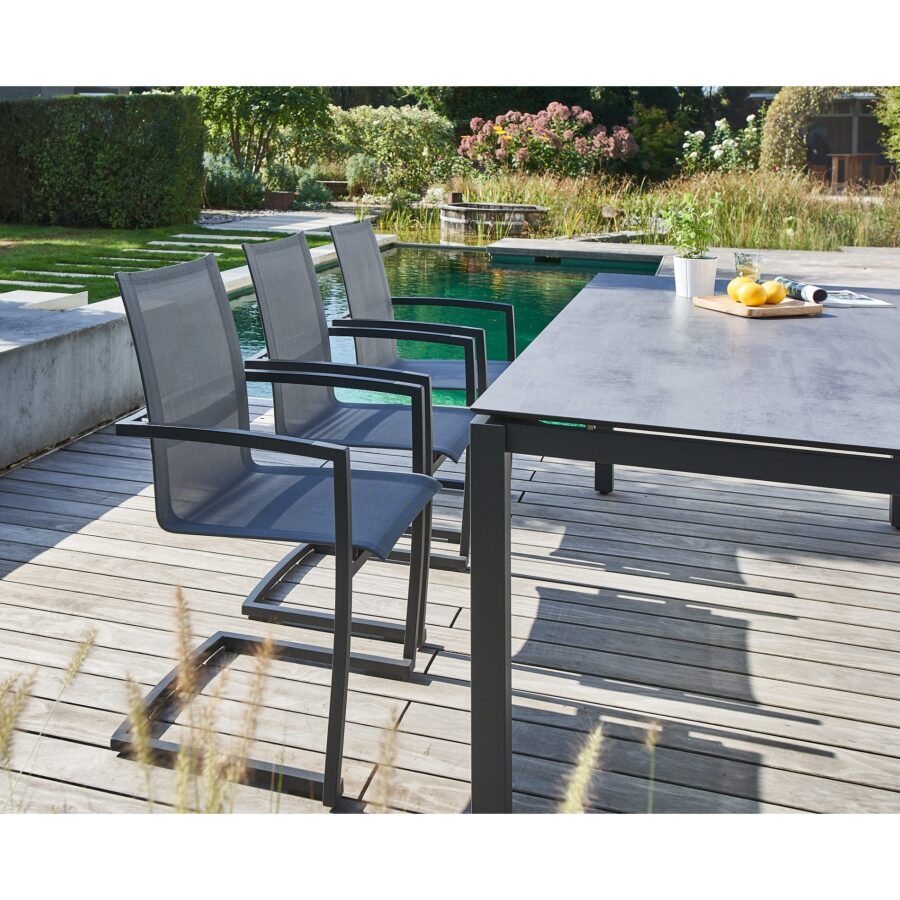 CASA DOMA Mineo/Carini Gartenmöbel-Set 7-tlg., Gestelle Edelstahl anthrazit, Sitzfläche Textilgewebe Sunproof® Sling schwarz/silber, Armlehnen Alu, Armlehnen Aluminium, Gartentisch 210×100 cm mit HPL-Tischplatte Chromix anthrazit