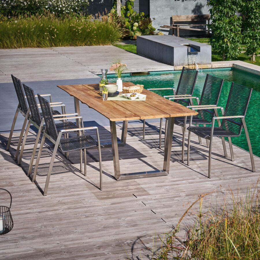 CASA DOMA Mineo/Falerna Gartenmöbel-Set 7-tlg., Gestelle Edelstahl gebürstet, Sitzfläche Rope anthrazit, Armlehnen Teak, Tisch 210×100 cm mit Teakplatte mit Baumkante