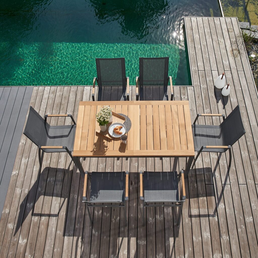 CASA DOMA Mineo/Ugento Gartenmöbel-Set 7-tlg., Gestelle Edelstahl anthrazit, Sitzfläche Sunproof® Sling schwarz/silber, Armlehnen Teak, Tischplatte Teak, 160/220×90 cm