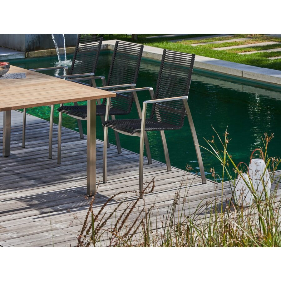 CASA DOMA Mineo Gartenstuhl, Sitzfläche Rope anthrazit, Armlehnen Teak, Ugento Gartentisch, Tischplatte Teak, 160/220×90 cm, Gestelle Edelstahl gebürstet