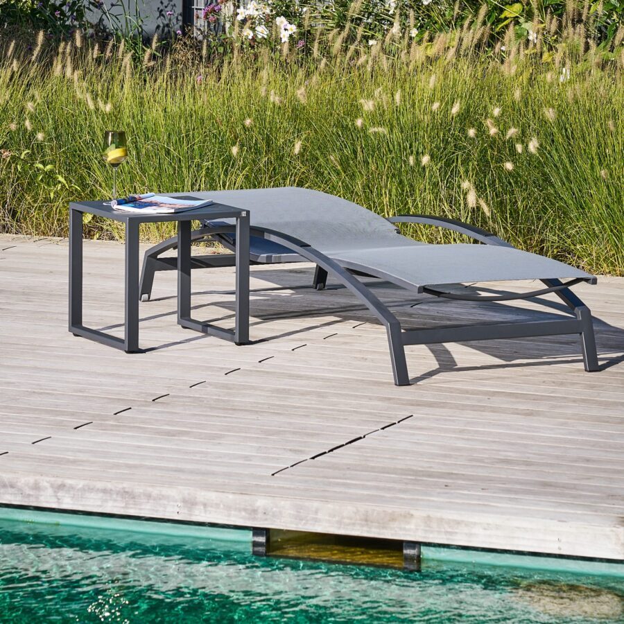 CASA DOMA Mineo/Macari Set 2-teilig mit Sonnenliege Edelstahl anthrazit, Sunproof® Sling schwarz/silber, Armlehnen Alu, Beistelltisch Alu anthrazit