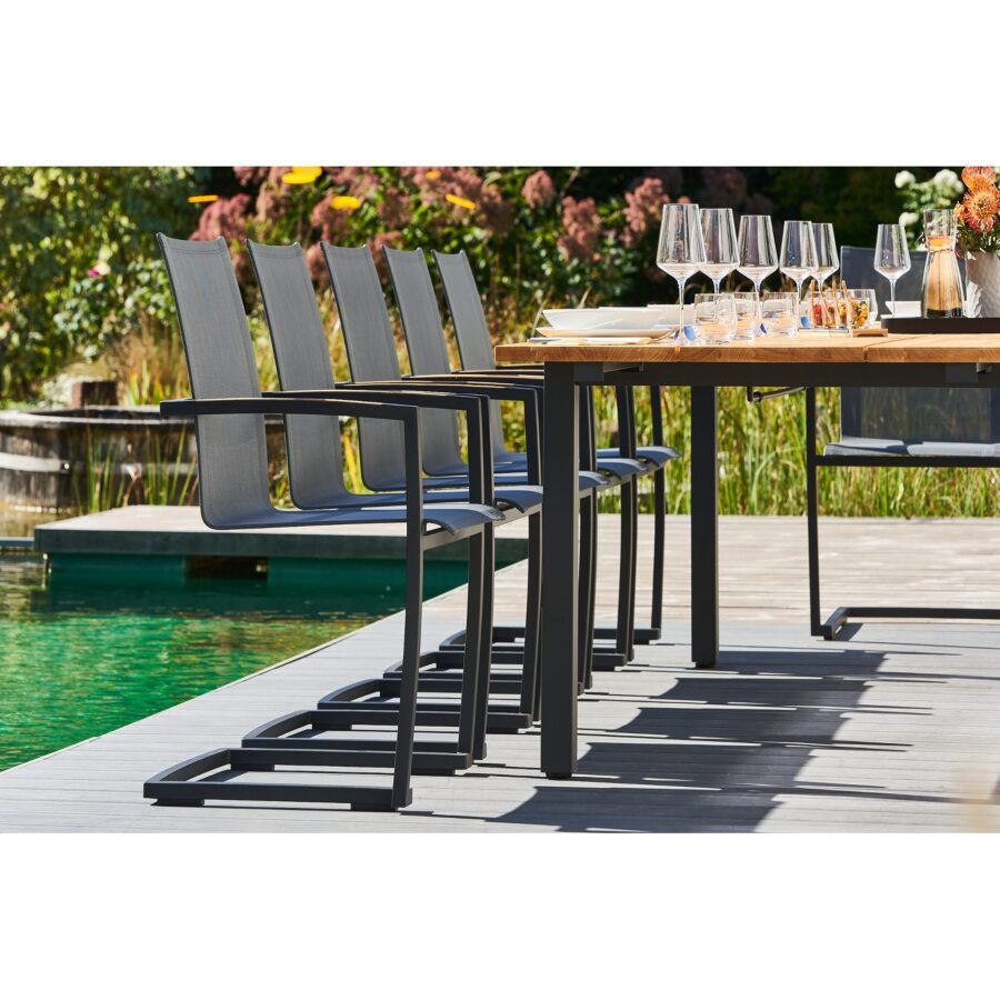 CASA DOMA Mineo/Varano Gartenmöbel-Set 7-tlg., Gestelle Edelstahl anthrazit, Sitzfläche Sunproof® Sling schwarz-silber, Armlehnen Teak, Ausziehtisch Tischplatte Teak, 210/310×100 cm