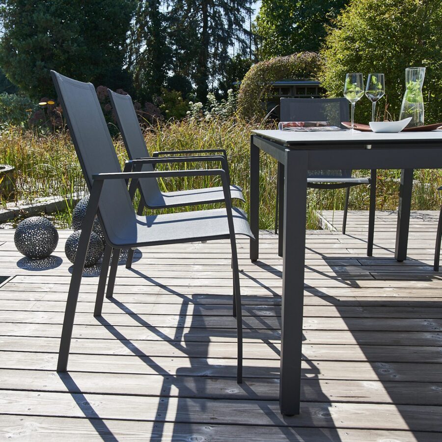 CASA DOMA Mineo/Carini Gartenmöbel-Set 7-tlg., Gestelle Edelstahl anthrazit, Stapelstuhl Sunproof® Sling schwarz/silber, Tisch 160×90 cm, Tischplatte HPL chromix silber