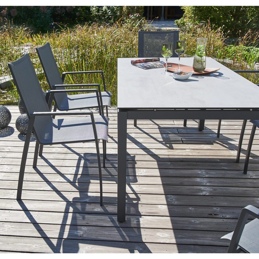 CASA DOMA Mineo/Carini Gartenmöbel-Set 7-tlg., Gestelle Edelstahl anthrazit, Stapelstuhl Sunproof® Sling schwarz/silber, Tisch 160×90 cm, Tischplatte HPL chromix silber