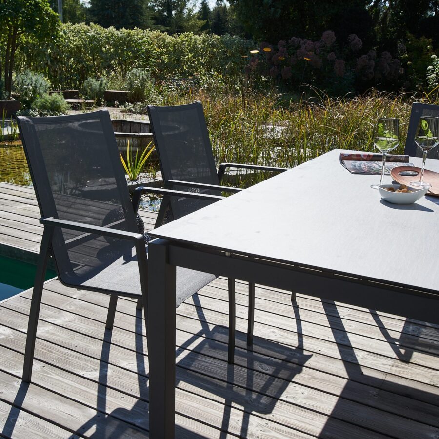 CASA DOMA Mineo/Carini Gartenmöbel-Set 7-tlg., Gestelle Edelstahl anthrazit, Stapelstuhl Sunproof® Sling schwarz/silber, Tisch 160×90 cm, Tischplatte HPL chromix silber