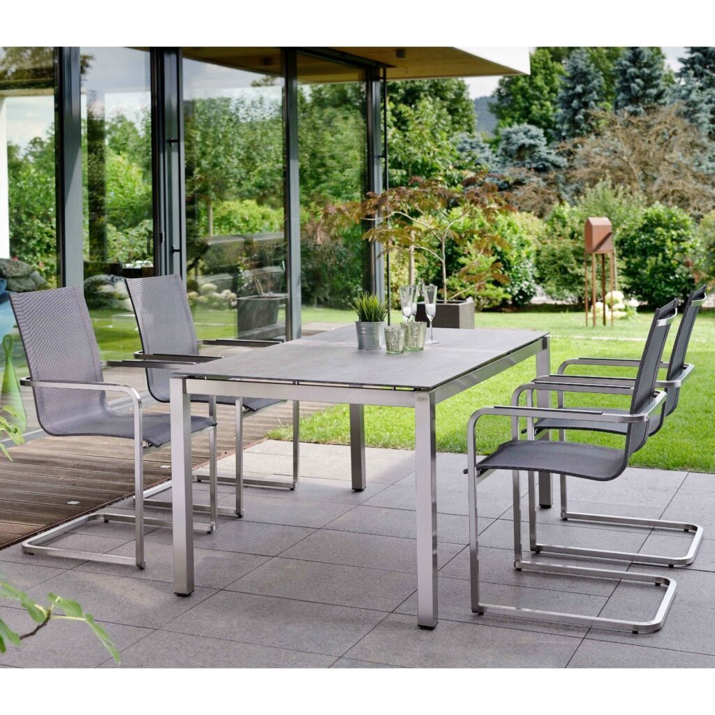 Stern Gartenmöbel-Set mit Freischwinger Evoee, Gestell Edelstahl, Textilgewebe silbergrau, Gartentisch Edelstahl/Dekton Lava anthrazit, 160×90 cm