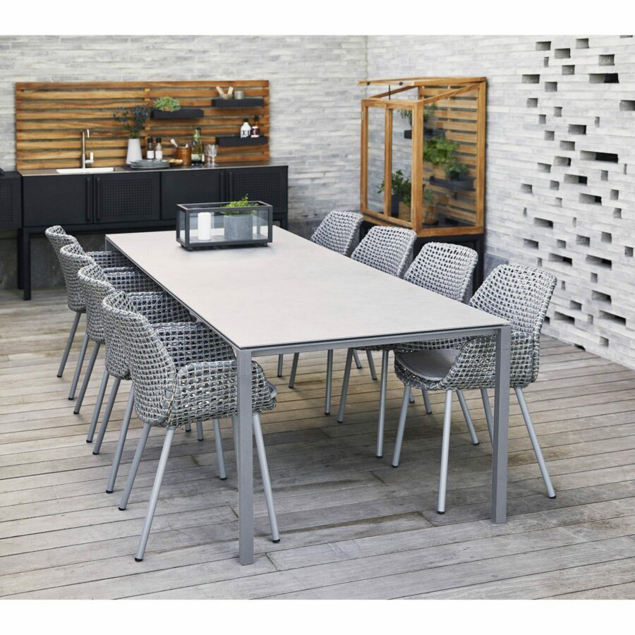 Cane-line Vibe Dining-Sessel, Geflecht light grey/grey/taupe mit Gartentisch Pure