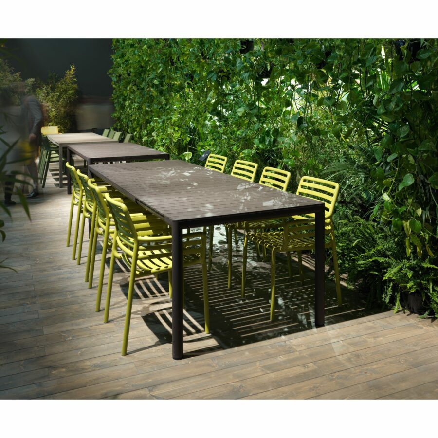 NARDI Tevere Ausziehtisch 211/275×100 cm, Gestell Aluminium terra, Tischplatte regenerierter Kunststoff terra, mit Stapelstuhl Doga, Kunststoff pera