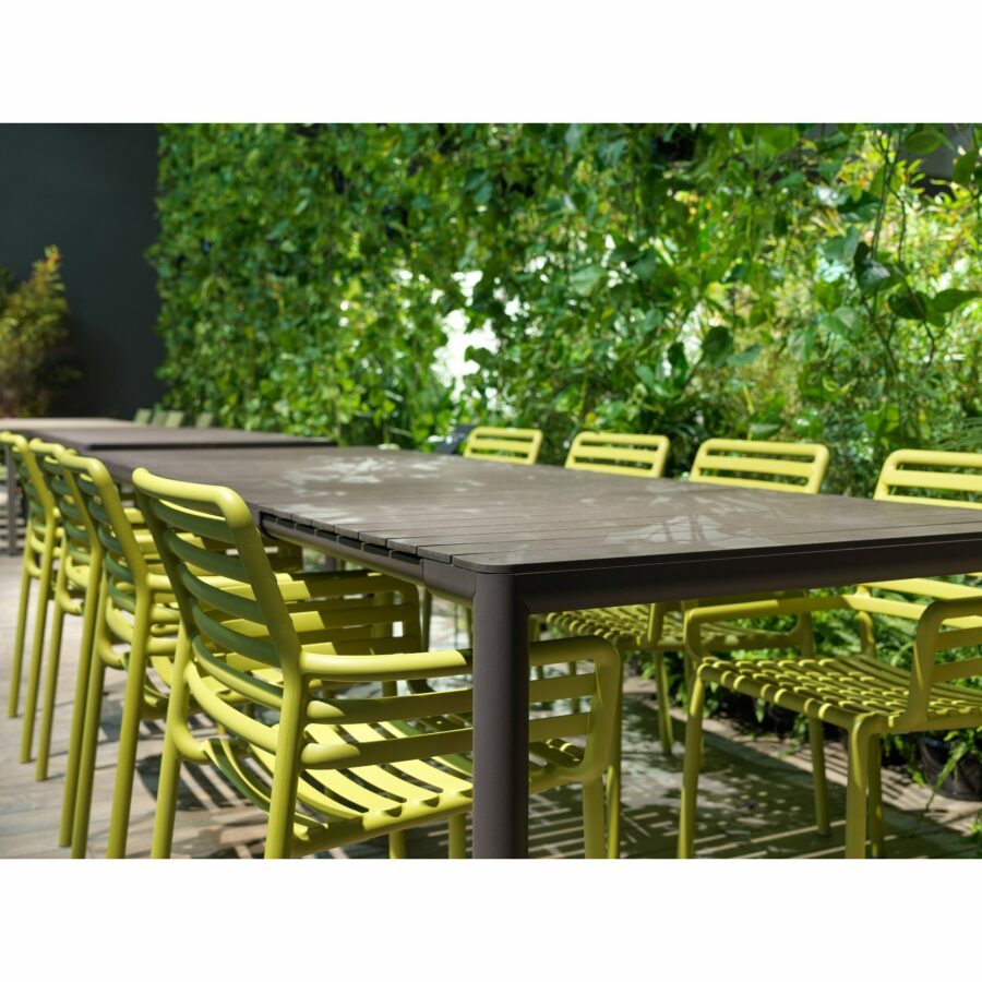 NARDI Tevere Ausziehtisch 211/275×100 cm, Gestell Aluminium terra, Tischplatte regenerierter Kunststoff terra, mit Stapelstuhl Doga, Kunststoff pera