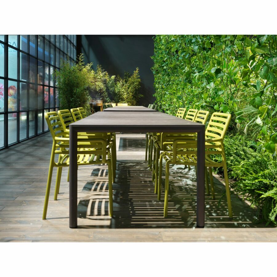 NARDI Tevere Ausziehtisch 211/275×100 cm, Gestell Aluminium terra, Tischplatte regenerierter Kunststoff terra, mit Stapelstuhl Doga, Kunststoff pera