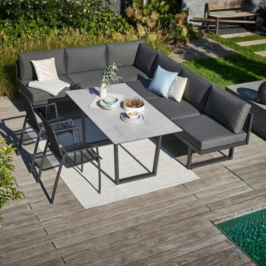 CASA DOMA Aragona/Falerna/Mineo Diningset, Ecklounge mit Gestell Alu anthrazit und Rope, Polster Tuvatextil® Panama grafito, Stühle mit Gestell Edelstahl anhrazit und Rope und Tisch mit Gestell Edelstahl anthrazit und HPL-Platte Chromix silber – rechts